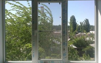 Двухстворчатое пластиковое окно